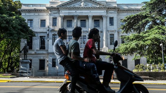 Tres jóvenes circulan en una moto, en Colonia. Tres jóvenes circulan en una moto, en Colonia.