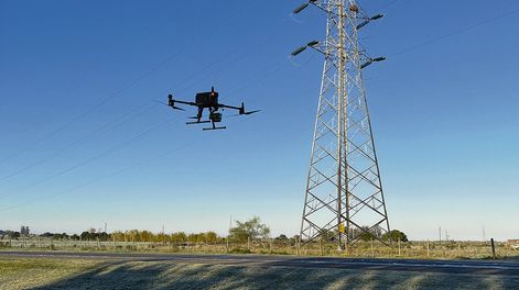 Los drones sacan fotos de las redes de UTE, que luego son procesadas en un software mediante inteligencia artificial. Foto: UTE