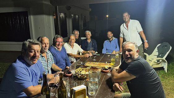 Asado entre dirigentes blancos organizado en la casa del senador Da Silva. Foto: Twitter @camboue Asado entre dirigentes blancos organizado en la casa del senador Da Silva. Foto: Twitter @camboue