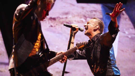 Depeche Mode durante un show de su gira Memento mori.