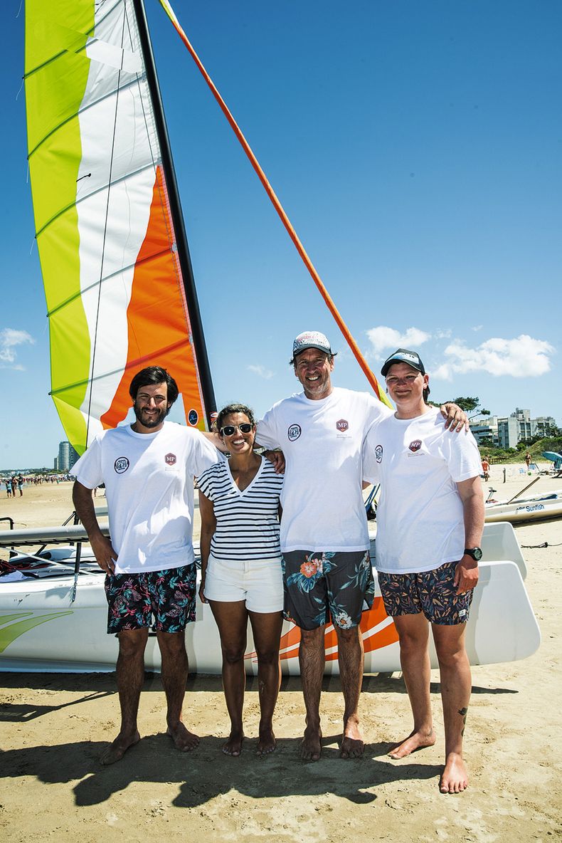 Federico Fantoni, de Aloha Deportes Náuticos, y la encargada de Marketing de MP Amorina Baggi con Nicolás Marchetti y Josefina Bernhardt, de Aloha Deportes Náuticos