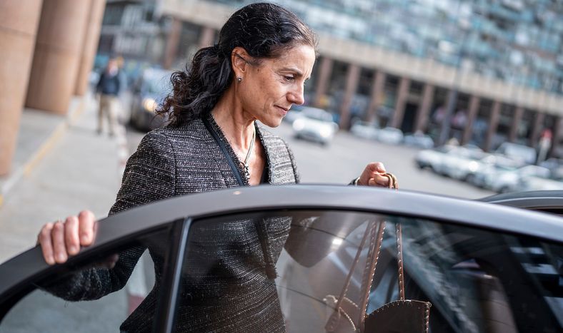 La ministra Arbeleche subiéndose a su auto oficial en la Torre Ejecutiva