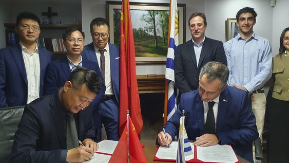 El momento de la firma del acuerdo entre la Cámara Nacional de Fertilizantes y Fitosantitarios (Canaffi) y la Asociación de la Industria de Protección de Cultivos de China El momento de la firma del acuerdo entre la Cámara Nacional de Fertilizantes y Fitosantitarios (Canaffi) y la Asociación de la Industria de Protección de Cultivos de China