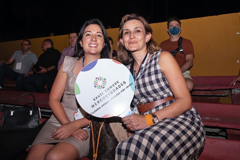 Ana Bravo y Paola Arjona, de la División Relaciones Internacionales de la Intendencia de Montevideo, en el Teatro de Verano