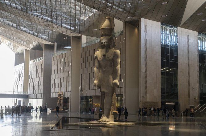 Estatua del rey Ramsés II expuesta en el Gran Museo Egipcio.