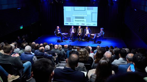 Los tres economistas debatieron sobre temas de actualidad en Sala Magnolio