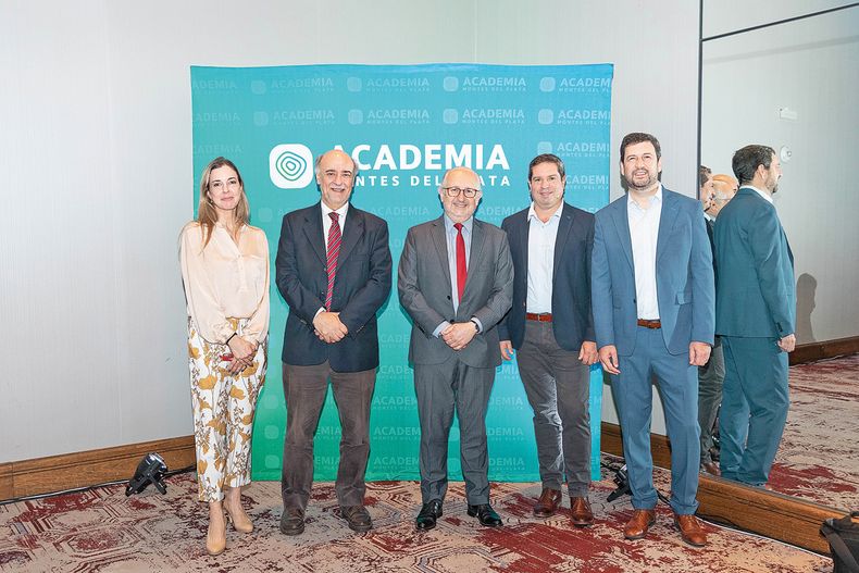 Carolina Moreira, de Montes del Plata, el ministro de Trabajo Pablo Mieres y el ministro de Educación Pablo Da Silveira con Aldo Favre y Diego Wollheim, de Montes del Plata