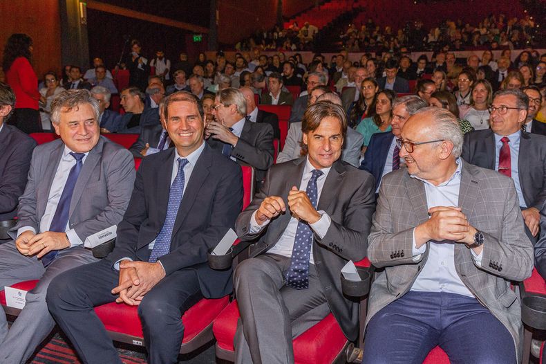 Ministro de Industria, Energía y Minería Omar Paganini, presidente de ANII Flavio Caiafa, presidente de la República Luis Lacalle Pou y ministro de Educación y Cultura Pablo da Silveira