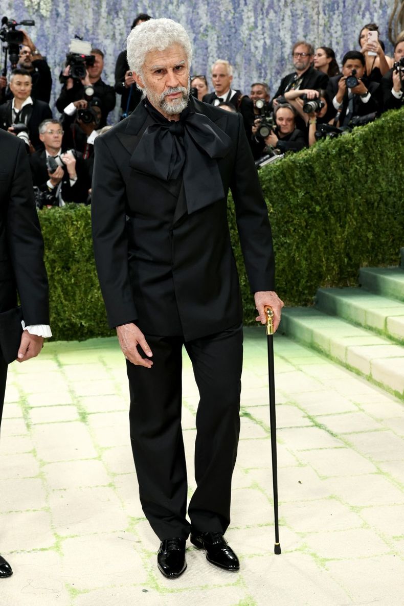 Bad Bunny se transformó por una noche en adulto mayor de la mano del maquillador de cabecera de Heidi Klum, Mike Marino, y la colaboración de Zara.