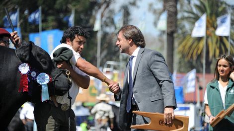 El presidente Luis Lacalle Pou en una visita a la última Expo Prado, donde habló sobre el precio del dólar. Foto: Presiencia