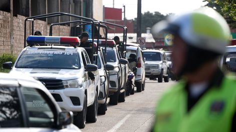 Agentes de policía participan del operativo en el barrio Las Palmas, de Santa Cruz de la Sierra, Bolivia, tras la detención de Sebastián Marset.