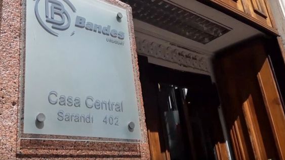Fachada de la casa central de Bandes Uruguay, en la Ciudad Vieja. Fachada de la casa central de Bandes Uruguay, en la Ciudad Vieja.