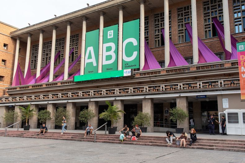 Intendencia de Montevideo con telas de color violeta en alusión al Día Internacional de la Mujer