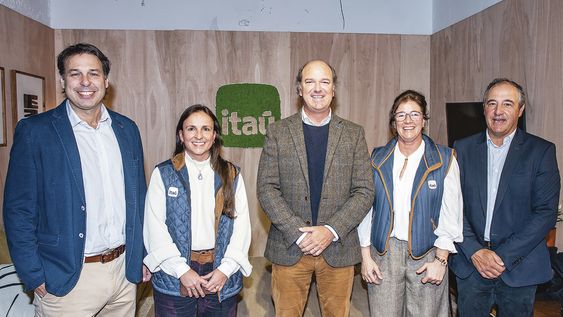 De Itaú Uruguay: gerente de Agronegocios José Zerbino, oficial de Cuentas Agro de Itaú Corporate Verónica Lorenzelli, CEO Agustín Tafernaberry, responsable de Agro Isabel Pereira y director de Banca Mayorista Valentín Martín.