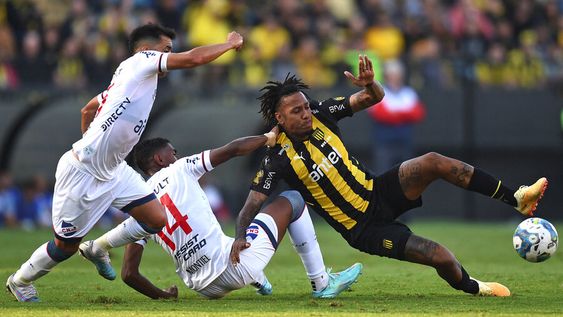 Jugadores de Nacional y de Peñarol durante el clásico del Torneo Apertura 2023. Foto: Dante Fernández, AFP Jugadores de Nacional y de Peñarol durante el clásico del Torneo Apertura 2023. Foto: Dante Fernández, AFP