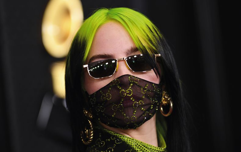 Billie Eilish generó controversia con un tapabocas fantasía de Gucci en los premios Grammy a fines de enero de este año, cuando el coronavirus ya se había extendido en varios países.