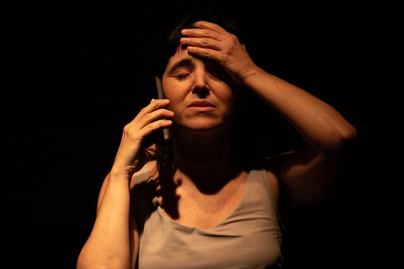 Es solo el viento afuera, con las actuaciones de Carla Grabino, Gustavo Bianchi y Moré, en el Teatro Circular