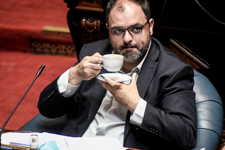 Charles Carrera durante una sesión en el Parlamento, en 2024