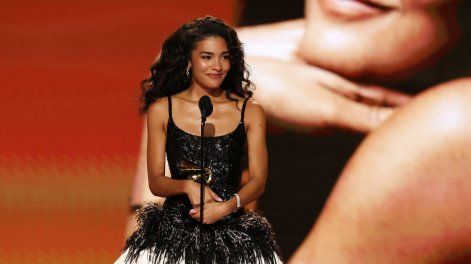 De niña, Dean lidiaba con una enorme timidez, por la que llegó a actuar de espaldas al público durante una competición escolar.