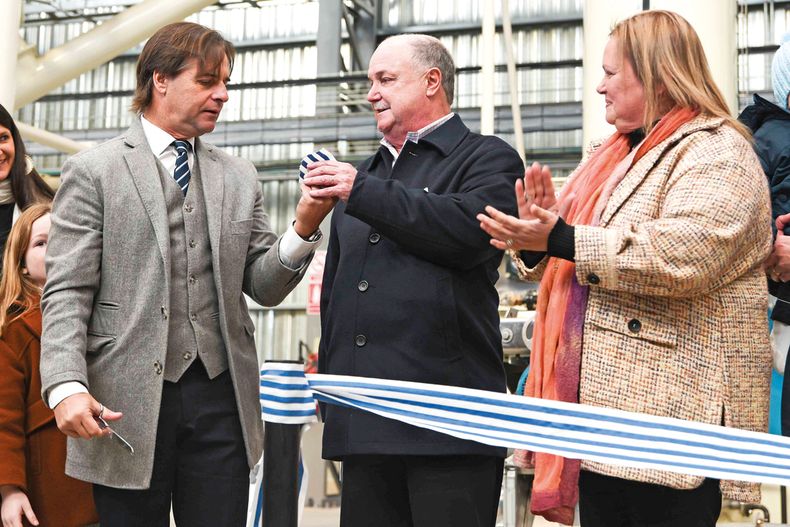 Presidente de la República Luis Lacalle Pou, presidente de Grupo Rava Waldimiro Rava e intendenta de San José Ana María Bentaberri