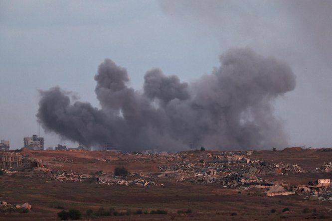Humo se eleva tras un ataque israelí en las afueras de la ciudad de Gaza, visto desde el lado israelí de la frontera, el 6 de octubre de 2025.