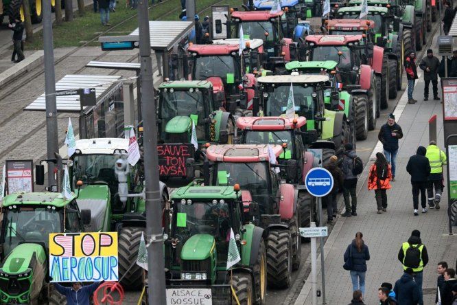Los agricultores estacionaron sus tractores durante una protesta tras la firma del acuerdo de libre comercio entre la Unión Europea y los países del Mercosur, y en vísperas de la votación sobre la remisión del caso a los tribunales, cerca del Parlamento Europeo en Estrasburgo el 20 de enero de 2026. &nbsp;