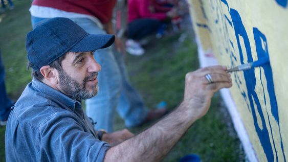 El presidente del Frente Amplio, Fernando Pereira durante la pintura de un mural. Foto: Pablo Vignali, adhocFOTOS El presidente del Frente Amplio, Fernando Pereira durante la pintura de un mural. Foto: Pablo Vignali, adhocFOTOS