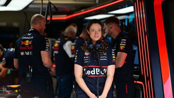 La jefa de estrategia en Red Bull, Hannah Schmitz, durante la última sesión de entrenamientos libres del Gran Premio de Austria, el 27 de junio de 2025. La jefa de estrategia en Red Bull, Hannah Schmitz, durante la última sesión de entrenamientos libres del Gran Premio de Austria, el 27 de junio de 2025.
