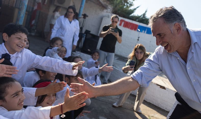 El presidente Yamandú Orsi saludando estudiantes de la Escuela N° 10 de Mercedes&nbsp;