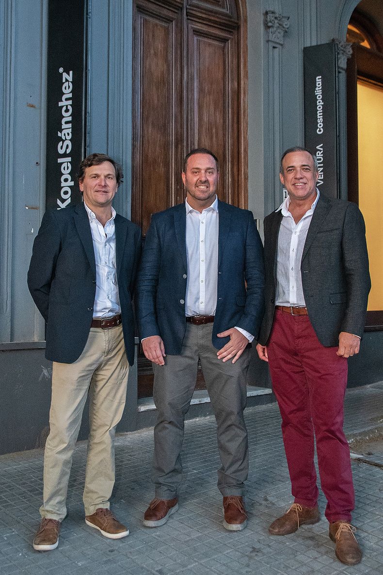 Gonzalo Pittaluga con los directores de Kopel Sánchez Fabián Kopel y Sebastián Sánchez