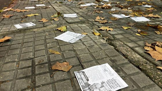 Folletos del gremio estudiantil sobre la acera de la Facultad de Humanidades.. Foto: José Frugoni Folletos del gremio estudiantil sobre la acera de la Facultad de Humanidades.. Foto: José Frugoni