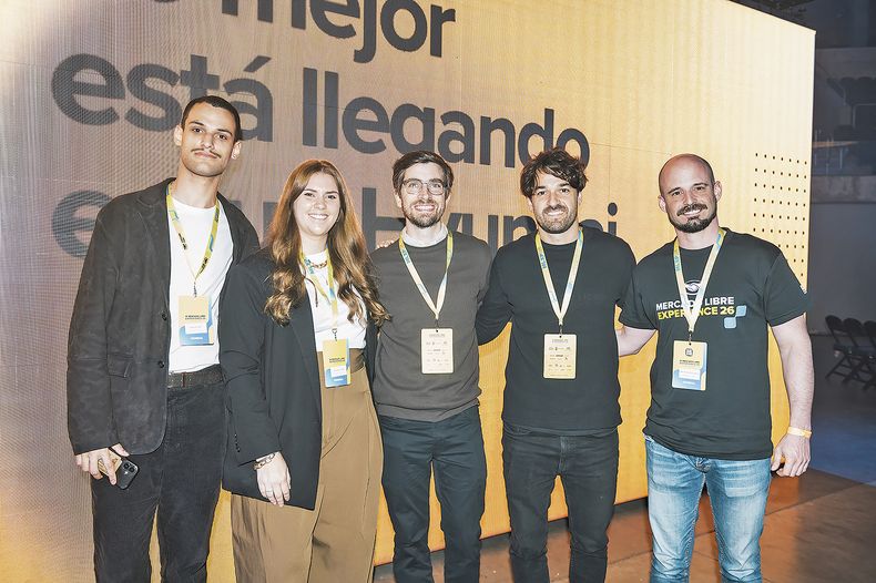 De Hyundai: analista en Marketing Diego Zurano y jefa de Marketing Fernanda López junto a parte del equipo de Motors de Mercado Libre Nicolás Mujica, Santiago Silveira y Carlos Arbildi.
