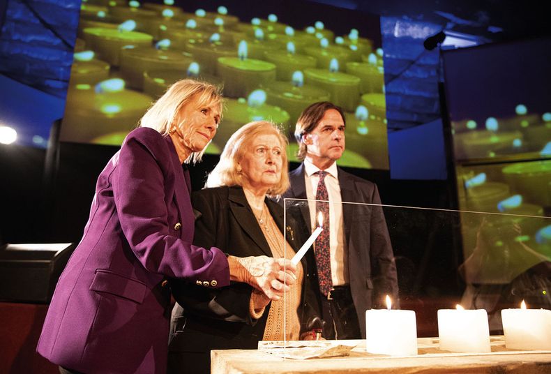 Presidenta de la Comunidad Israelita del Uruguay Susana Grimberg, sobreviviente Larissa Mogilewski y presidente de la República Luis Lacalle Pou