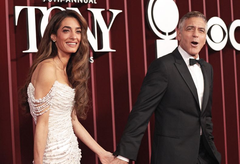 George Clooney y su esposa, la abogada libanesa-británica Amal Clooney, asistieron a la 78ª edición de los Premios Tony en el Radio City Music Hall de Nueva York