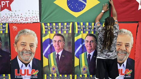Banderas de Lula y Jair Bolsonaro en el centro de Río de Janeiro. Foto: Douglas Magno / AFP