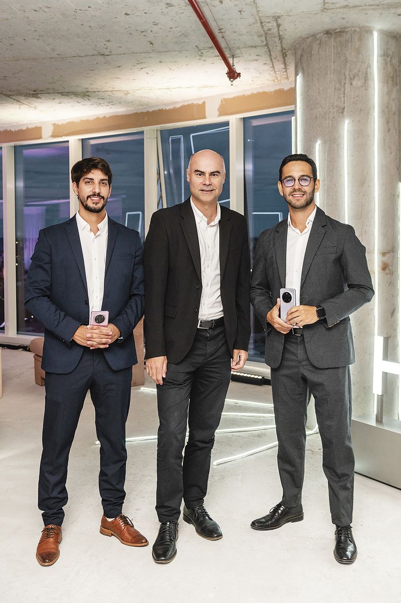 Retail manager de Honor Uruguay Bruno Sosa, director B2C de Movistar Fernando Leis y director comercial de Honor Uruguay Pablo Patrone