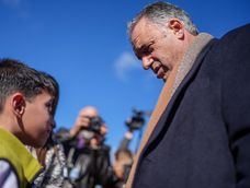 El presidente Yamandú Orsi junto a un niño en el lanzamiento del programa Más Barrio en el barrio Corfrisa en la ciudad de Las Piedras, Canelones.