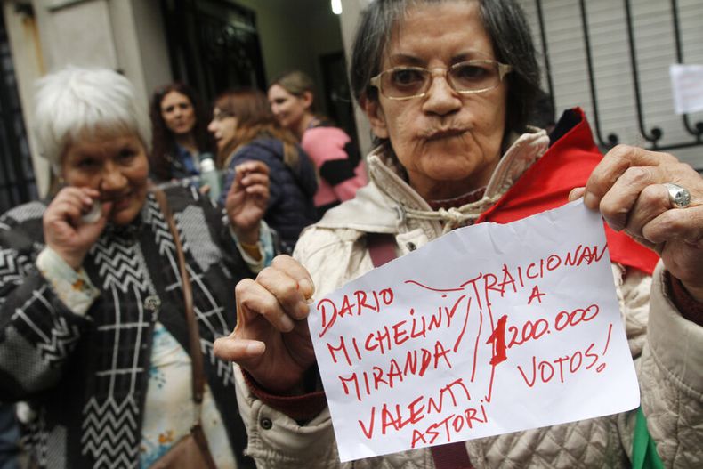 imagen de Un Plenario histórico que terminó con lágrimas, la dimisión de  Sendic y la amenaza de renuncia del presidente del Frente Amplio