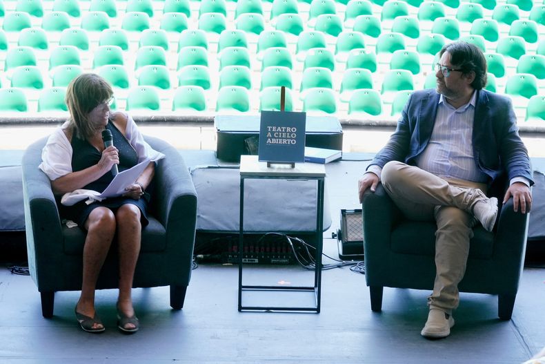 Milita Alfaro y el intendente Mauricio Zunino, el miércoles 22 en el Teatro de Verano