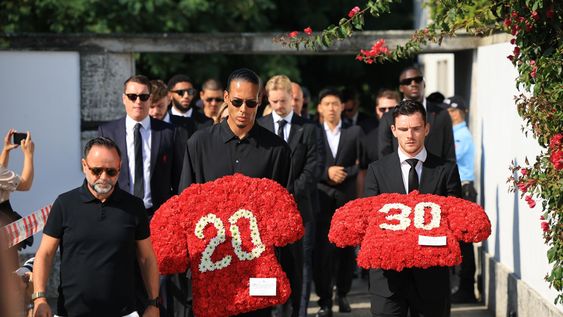 Los jugadores del Liverpool Virgil van Dijk (c) y Andrew Robertson (d) llevan ofrendas florales en el funeral del jugador de fútbol portugués Diogo Jota y su hermano Andre Silva, en Gondomar, Portugal Los jugadores del Liverpool Virgil van Dijk (c) y Andrew Robertson (d) llevan ofrendas florales en el funeral del jugador de fútbol portugués Diogo Jota y su hermano Andre Silva, en Gondomar, Portugal