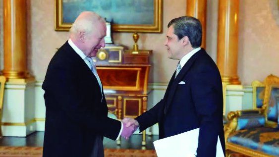 El rey Charles III recibe al embajador de Uruguay Luis Bermúdez en el Palacio de Buckingham El rey Charles III recibe al embajador de Uruguay Luis Bermúdez en el Palacio de Buckingham
