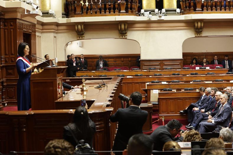 La presidenta de Perú, Keiko Fujimori, pronuncia un discurso frente al rey Felipe VI (d) y escaños vacíos de un grupo de parlamentarios de izquierda que abandonó el Congreso de Perú este martes 28 de julio de 2026, durante su investidura en Lima (Perú).