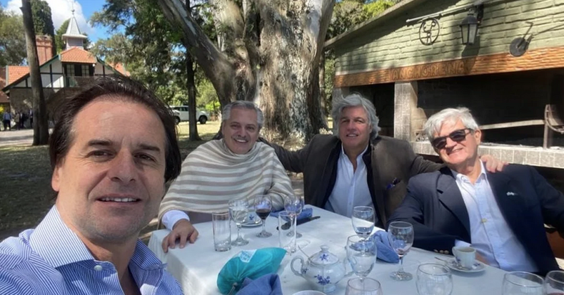 Lacalle Pou en un almuerzo de trabajo con su par argentino, Alberto Fernández, en la residencia presidencial de Parque Anchorena. Foto Presidencia.