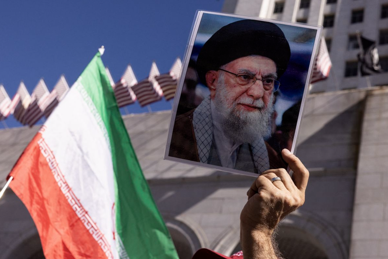 Manifestantes sostienen un retrato del líder supremo de Irán, el ayatolá Alí Jamenei, y una bandera iraní durante una protesta contra el ataque de Estados Unidos a Irán, frente al Ayuntamiento de Los Ángeles, California, el sábado 28 de febrero de 2026.