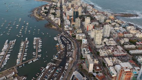 Vista aérea del puerto de Punta del Este, ciudad propuesta por Uruguay a la FIFA para hospedar el sorteo del Mundial 2030.&nbsp;