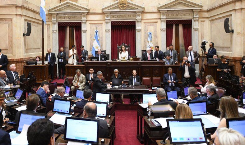 Victoria Villarruel (centro), lidera la sesión para debatir la reforma laboral en el Congreso Nacional en Buenos Aires el 11 de febrero de 2026.