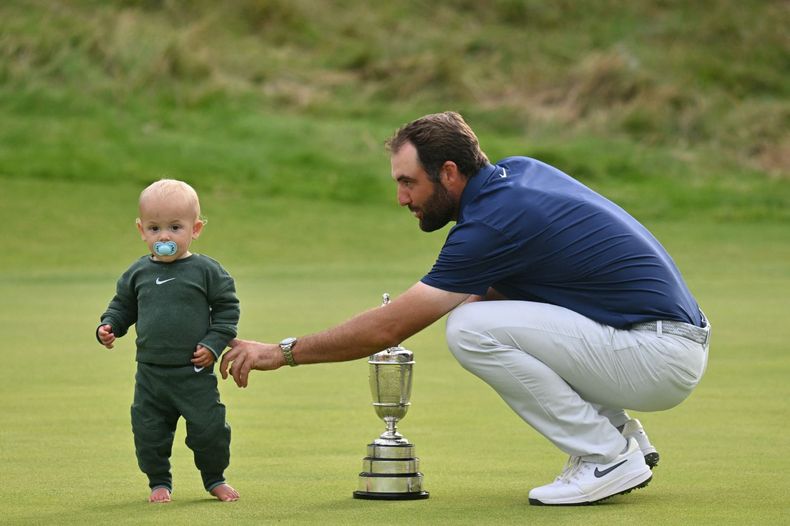 Scottie Scheffler junto a su hijo tras ganar el British Open
