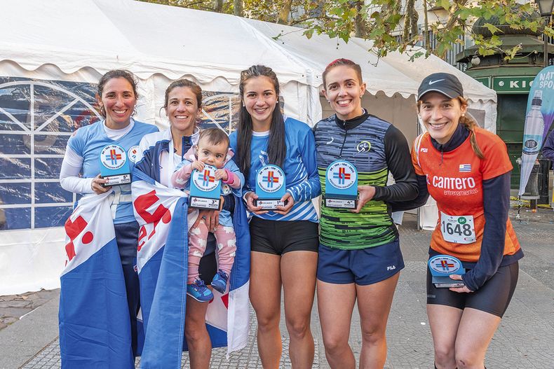 Las ganadoras en 5K damas: quinto puesto Andrea Baliero, tercero Carolina Leiva, primero Ana Silveira, cuarto Sarah Pueyrredón y segundo Cecilia Gallero