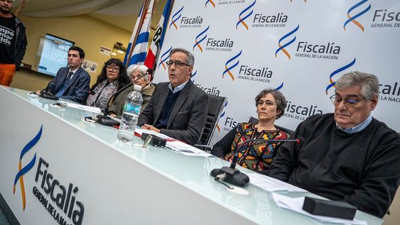 Graciela Montes de Oca, Alba González, Ricardo Perciballe, Alicia Lusiardo y Wilder Tyler durante le conferencia en Fiscalía Foto: Mauricio Zina / adhocFOTOS