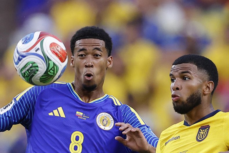 Pedro Vite (d) de Ecuador disputa la pelota con Livano Comenencia de Curazao este sábado, en un partido del grupo E del Mundial de la FIFA 2026 entre Ecuador y Curazao en el estadio Arrowhead en Kansas City.